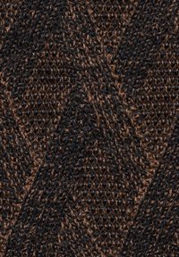 Strukturierter Strickstoff in dunkelbraunen und schwarzen Farbtönen, mit einem hervorgehobenen Fischgrätenmuster und ausgeprägten gewebten Details.