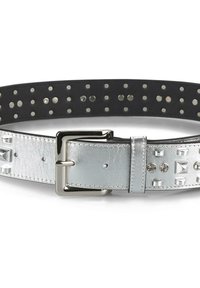 Cinturón de cuero plateado metalizado con parte inferior negra, adornado con tachuelas decorativas y rhinestones, con una hebilla plateada y un diseño estructurado.