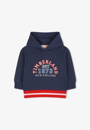 Felpa con cappuccio blu navy con bordi a righe rosse e bianche. Presenta una scritta "TIMBERLAND EST 1973 NEW ENGLAND" in colori a contrasto.