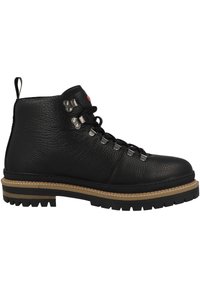 Stivali da trekking in pelle nera con finitura testurizzata, hardware in metallo, design con lacci e una suola in gomma robusta con un sottopiede beige in contrasto.