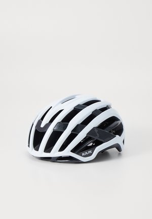 Weißer und schwarzer Fahrradhelm mit aerodynamischem Design, ausgestattet mit mehreren Belüftungsöffnungen und einer schlanken, leichten Schale zur Belüftung.