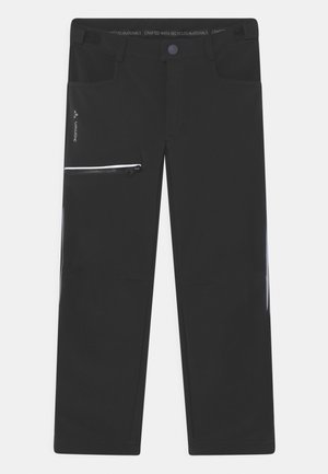 Zwarte waterdichte broek van gerecycled materiaal, met een voorzak met rits, rechte pasvorm en minimale zwart-wit accenten.
