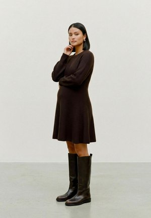 Vero Moda Maternity, KNITTED DRESS VMMANGALINA MATERNITY DRESS - Robe pull - chocolate torte