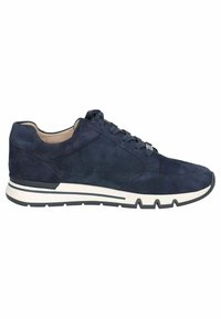 Sneaker in suede blu navy con chiusura con lacci, suola bianca a contrasto, punta arrotondata e dettagli di cucitura sottili lungo i lati.