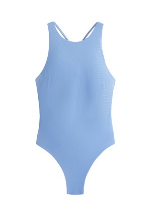 Lyseblå ribbet badedragt med høj halsudskæring, tynde krydsryg-stropper og en strømlinet, kropsnær silhuet.