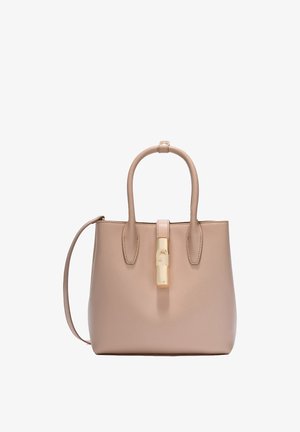 Borsa in pelle beige con due manici arrotondati, tracolla removibile e chiusura centrale dorata.