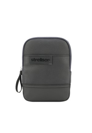 Borsa Strellson nera realizzata in pelle strutturata e materiale liscio, con chiusura a zip, manico laterale e logo sul davanti.