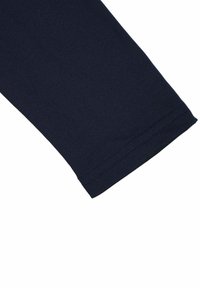Navyblaues Stoffhülsen mit glatter Textur, das eine saubere Verarbeitung und genähten Saum aufweist. Einfaches, einfarbiges Design ohne Muster.