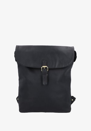 Čierny kožený batoh so zapínaním na klopu, so zlatou sponou ako akcentom, obdĺžnikového tvaru a hladkou textúrou. Má nastaviteľné popruhy a bočné vrecká.