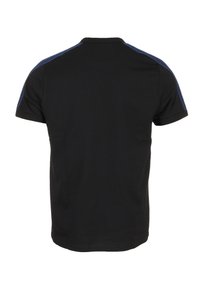 Maglietta nera a maniche corte con scollo rotondo e dettagli in rete blu sulle spalle. Materiale in cotone liscio con vestibilità classica.