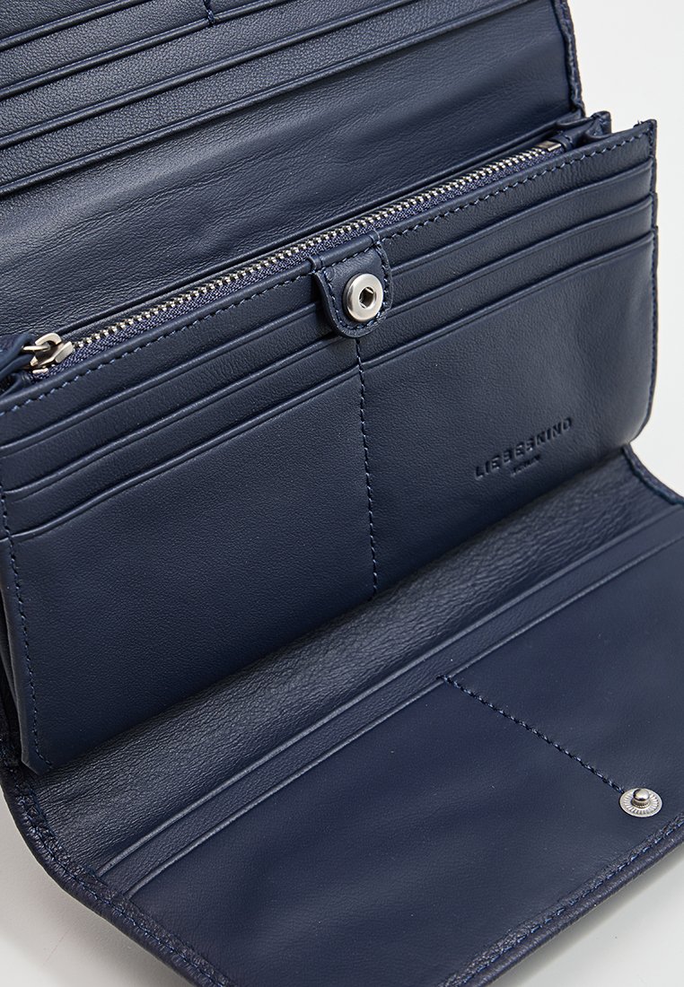 Dunkelblaues Lederportemonnaie mit mehreren Kartenfächern, einem Reißverschlussfach und einem Druckknopfverschluss. Verfügt über eine glatte Oberfläche und dezente Markenkennzeichnung.