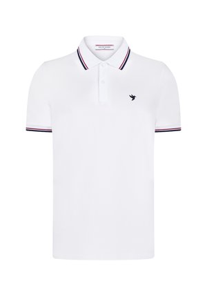Polo blanca hecha de algodón, con una tapeta de dos botones, detalles de rayas en azul marino y rojo en los puños, y un pequeño logo negro en el pecho.