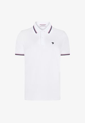 Weißes Poloshirt aus Baumwolle mit einem Zwei-Knopf-Kragen, marineblauen und roten Streifen an den Bündchen sowie einem kleinen schwarzen Logo auf der Brust.