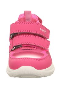 Rosa Sportschuhe mit doppelten Klettverschlüssen, atmungsaktivem Netzfutter, gerundetem Zehenbereich und einer weißen strukturierten Sohle. Markennamen "superfit" sichtbar.