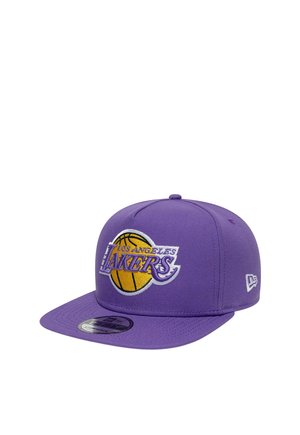 Lila Snapback-Cap mit Los Angeles Lakers-Logo mit einem gelben Basketball, flachem Schirm und New Era-Logo an der Seite.