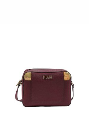 Kleine rechthoekige bordeaux crossbodytas met gouden logo en kaartprintaccenten op de bovenhoeken en verstelbare riem.