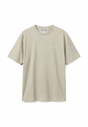 Camiseta beige de manga corta con cuello redondo, con pequeño logo blanco "Antony Morato" en el pecho izquierdo y etiquetas visibles dentro del cuello.