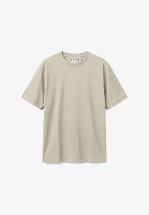 Camiseta beige de manga corta con cuello redondo, con pequeño logo blanco "Antony Morato" en el pecho izquierdo y etiquetas visibles dentro del cuello.