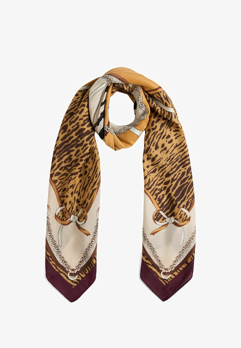 Bufanda de seda con un estampado de leopardo en tonos dorados y marrones, bordeada con un patrón de cadenas y con bordes de un burdeos intenso. Textura suave.