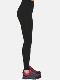 Czarne elastyczne legginsy z wysokim stanem, w połączeniu z ciemnoszarymi i czerwonymi butami outdoorowymi. Gładka faktura, dopasowany krój.