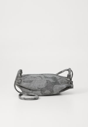 Borsa a spalla in tessuto grigio con una consistenza liscia, forma arrotondata e sottile tracolla regolabile. Presenta un delicato motivo astratto e dettagli cuciti.