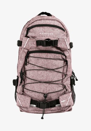 Rucksack mit rot-weißer Fischgrätmusterung, mehreren Reißverschlusstaschen, verstellbaren Trägern und schwarzen Hardware-Details. Mit Netzseite-Taschen.