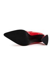 Zapato de tacón alto de charol rojo con punta afilada y suela de goma texturizada negra. Presenta un acabado elegante y brillante con un tacón afinado.