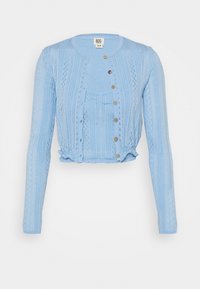 Cardigan corto azul claro hecho de tela de punto texturizada con mangas largas, que presenta un cierre de botones y un patrón de rayas verticales.