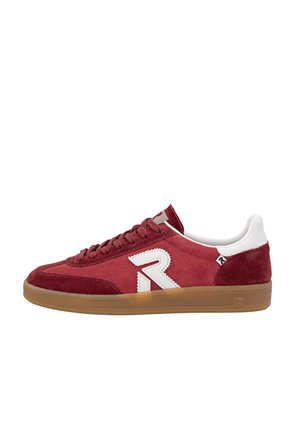 Sneaker in suede rosso con accenti e lacci bianchi, caratterizzati da un prominente logo "R" bianco e una suola in gomma per una migliore aderenza.