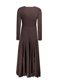 Robe longue à manches longues marron avec un corsage ajusté et une jupe évasée. Comprend des plis et un ourlet droit, un tissu texturé et un éclat subtil.