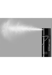 Lata de aerosol negra con una boquilla estrecha, dispensando una fina niebla. Presenta un texto blanco minimalista y un diseño cilíndrico elegante.