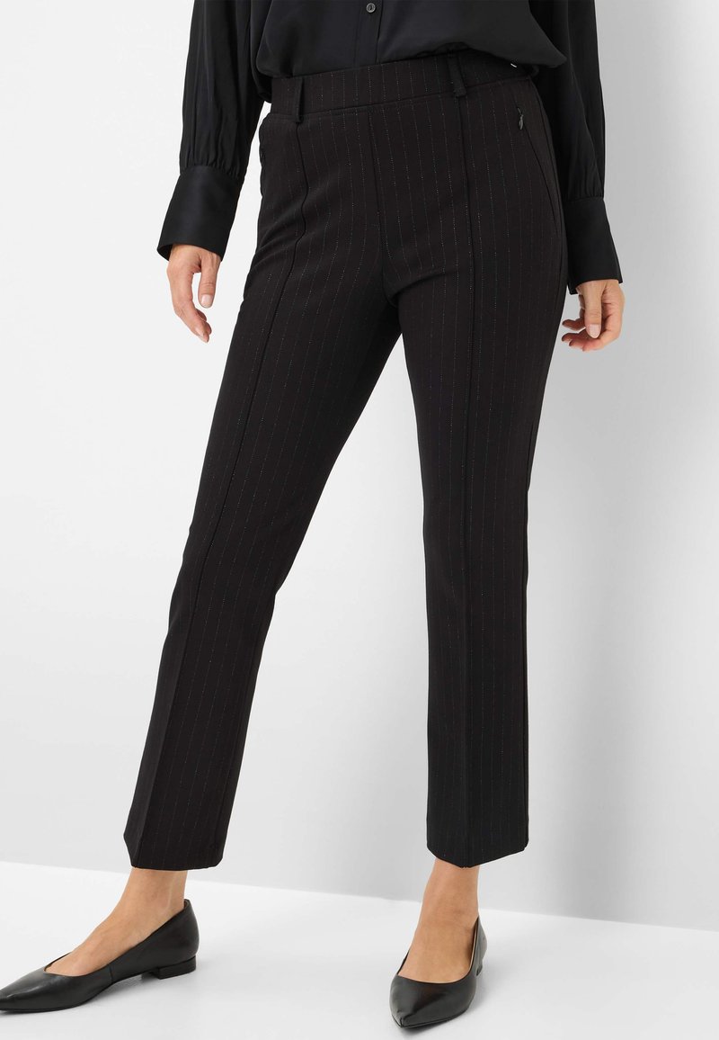 Zwarte pinstriped broek met een getailleerde pasvorm, voorzien van een rechte pijp, een soepele textuur en subtiele zijzakdetails.