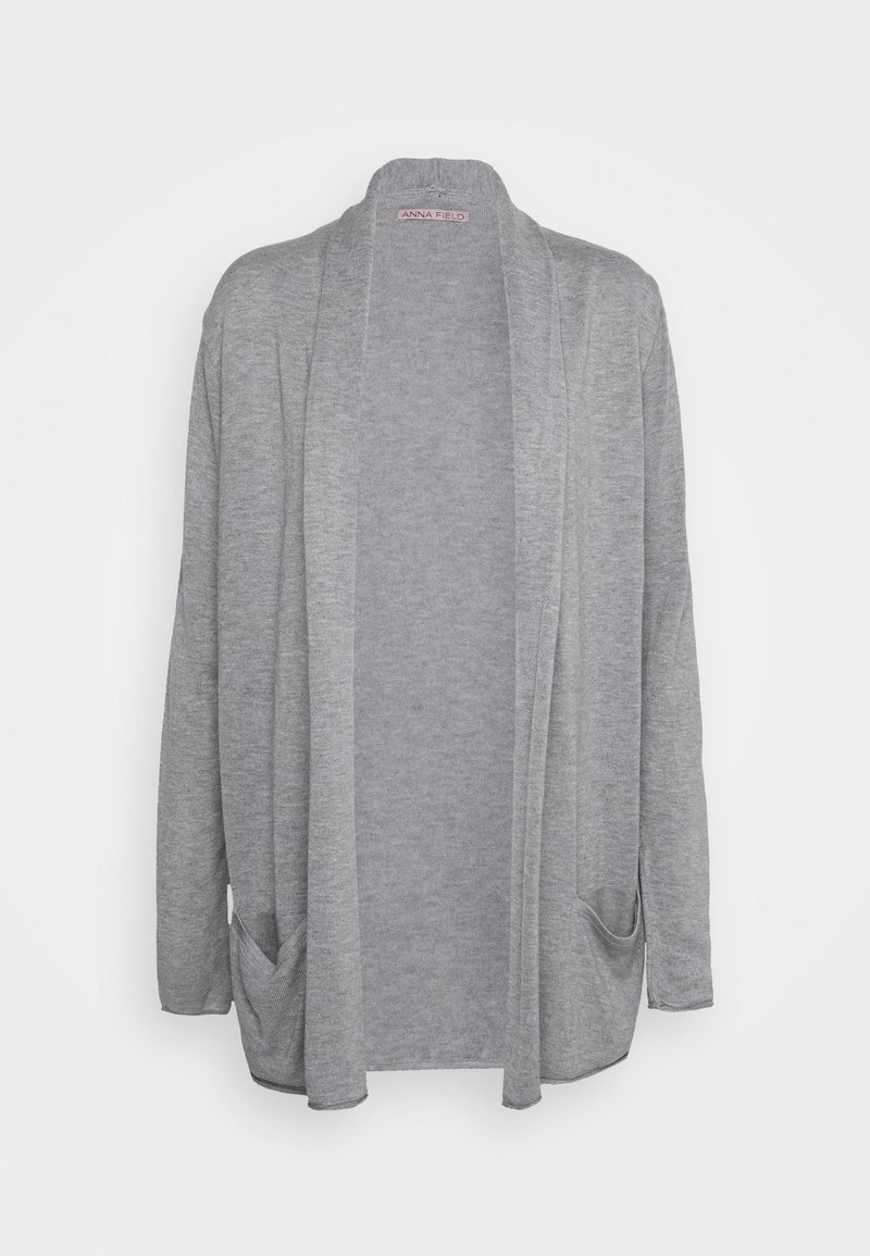 Cardigan gris clair à ouverture devant, manches longues et deux poches avant, en tissu tricoté doux.