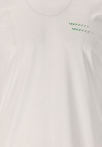 Hvid kortærmet skjorte med et subtile rutenet mønster. Har tre grønne vandrette striber på den øverste venstre side.