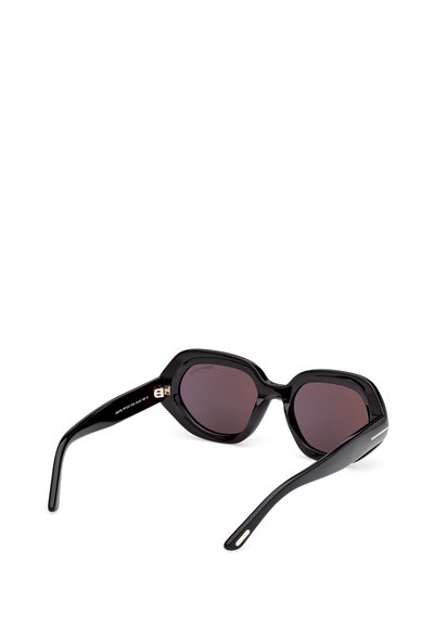 Occhiali da sole neri in plastica con una montatura audace e angolare. Lenti scure a gradiente e stanghette snelle e eleganti con dettagli in tonalità oro.