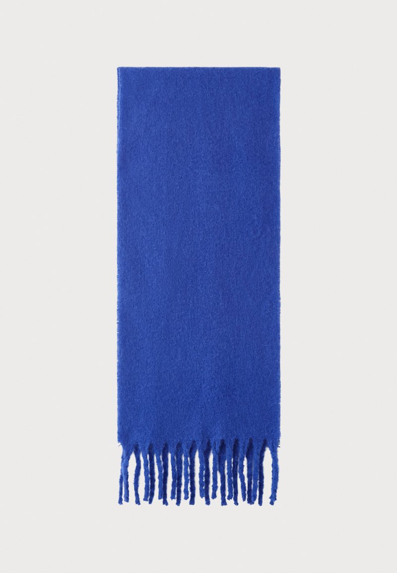 Modrá šatka s jemnou textúrou, s třásněmi na koncoch. Obdélníkový tvar s jednotnou farbou a bez vzorov alebo akcentov.