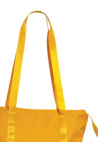 Gele draagtas gemaakt van glad, duurzaam materiaal, met brede riemen en een open bovenkant. Geen zichtbare patronen of metalen details.