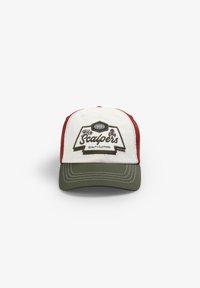Gorra de béisbol con frontal blanco, paneles laterales rojos y visera verde. Presenta un logo bordado que dice "The Scalpers Quality Clothing."