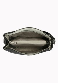 Črna usnjena torbica z zadrgo na vrhu, ki ima podložen notranji prostor in osrednji žep z zadrgo. Tekstura je gladka z diskretnimi akcenti.