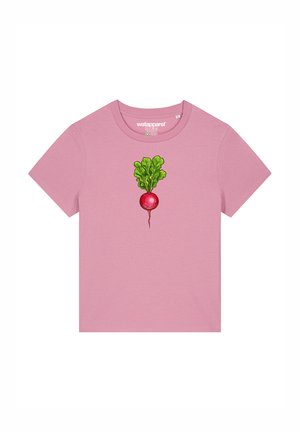 Roze katoenen t-shirt met een centraal ontwerp van een rode radijs met groene bladeren. Korte mouwen en een ronde halslijn. Zachte textuur.