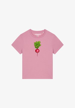 Roze katoenen t-shirt met een centraal ontwerp van een rode radijs met groene bladeren. Korte mouwen en een ronde halslijn. Zachte textuur.