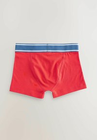 Caleçons boxeurs rouges avec une ceinture élastique à rayures bleues et blanches. Le tissu est lisse avec une coupe ajustée et un détail de poche à l'avant.