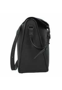 Czarna skórzana torebka z fakturowanym wykończeniem, w kształcie trapezu, z regulowanym paskiem i eleganckim okuciem. Posiada pojedynczy detal w postaci bocznego paska.