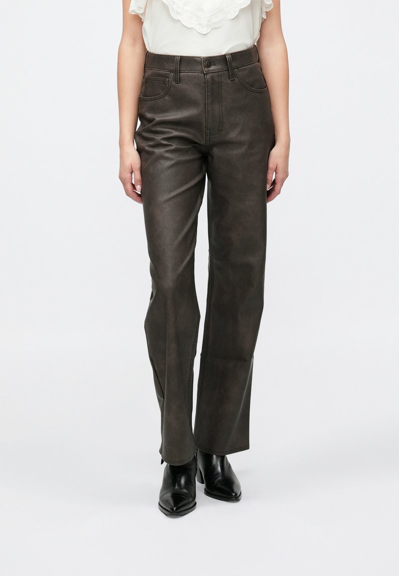 Pantalon en similicuir marron foncé, taille haute, coupe droite. Doté de poches avant et de détails de couture subtils.