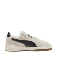 Baskets en daim beige avec des accents en cuir noir, une semelle intermédiaire blanche et une semelle extérieure en caoutchouc texturé couleur gomme. Dispose d'un design classique à lacets.