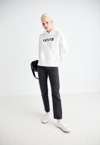 Levi's® ASH HOODIE - Sudadera - bright white