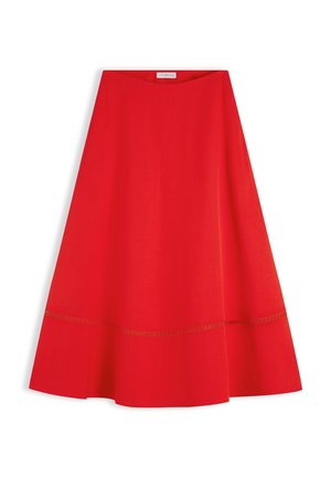 Jupe midi rouge évasée en A avec une couture horizontale discrète près de l'ourlet, en tissu lisse, présentée à plat avec une étiquette de marque visible à l'intérieur.