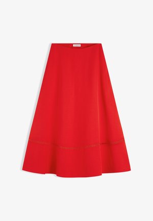 Jupe midi rouge évasée en A avec une couture horizontale discrète près de l'ourlet, en tissu lisse, présentée à plat avec une étiquette de marque visible à l'intérieur.