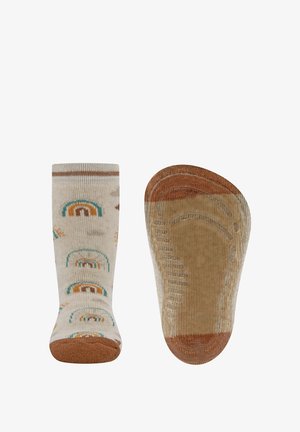 Chaussettes pour enfants beige avec des motifs arc-en-ciel. Elles présentent une surface texturée et des accents marron au niveau des orteils et du talon. Design à bord côtelé.