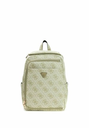Sac à dos beige clair avec motif répétitif du logo, poche zippée à l'avant, poches latérales, poignée supérieure et emblème triangulaire de la marque à l'avant.